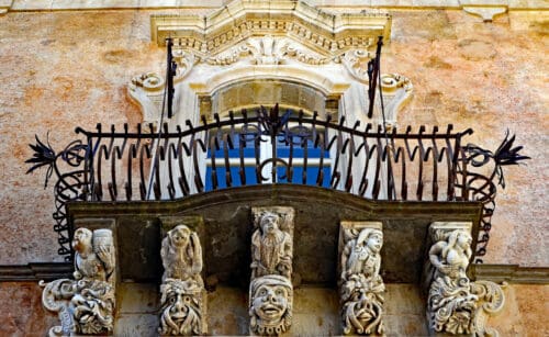Barok balkon med konsoller i Sicilien