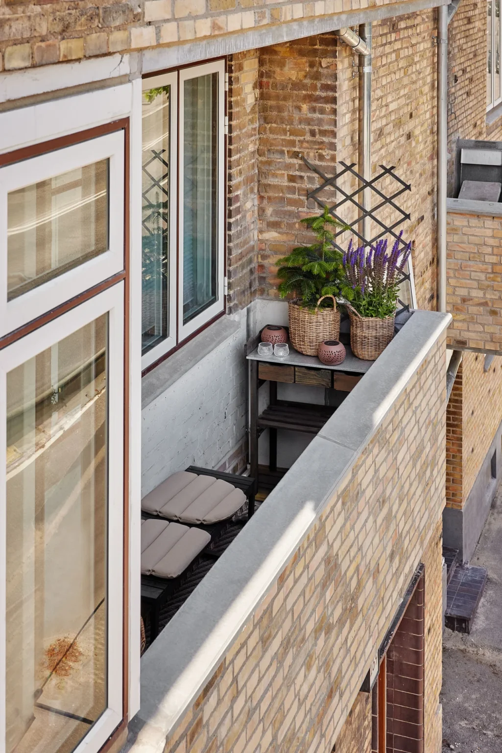 Betonaltan med muret brystning, siddeplads og planter